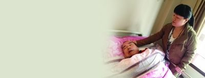 趙靜霞把老父親搬進(jìn)養(yǎng)老院照顧。