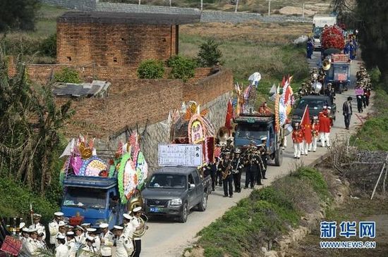 福建省長(zhǎng)樂(lè)市一送葬隊(duì)伍在行進(jìn)中