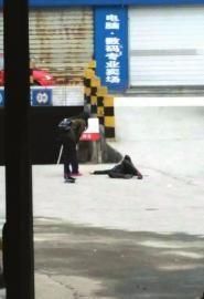 彭智被打后倒地(圖據網絡) 彭智被打后倒地(圖據網絡)