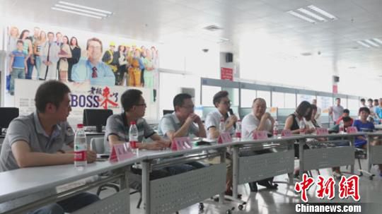 　招聘會(huì)現(xiàn)場(chǎng)，用人單位老板一字排開，與求職者面對(duì)面交流　李超慶　攝