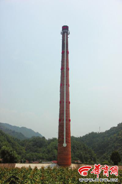 昨日中午，68米高的“溫度計(jì)”最上端，顯示著實(shí)時(shí)溫度