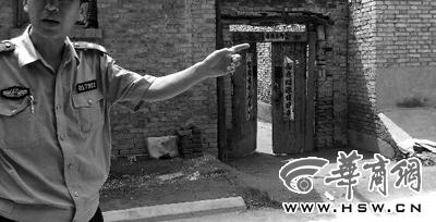 昨日，西安市閻良區(qū)譚家村，警方在孫某家調(diào)查 記者 黃利健 攝