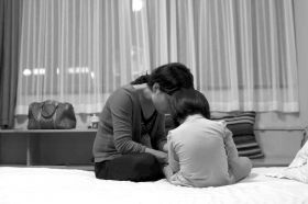 8月19日晚，河北石家莊市，多多的媽媽在酒店里安撫著孩子，3歲的多多一直在吵著要回家，看到陌生人就哭。圖/記者陳正