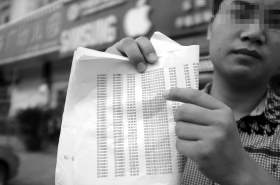 8月24日,長沙縣泉塘小區(qū),沈先生貪便宜買“蘋果5S”手機,之后發(fā)現銀行卡數萬元被盜刷。圖/實習生張迪