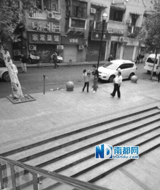 10月18日，武漢一男子抓住環(huán)衛(wèi)工打耳光。