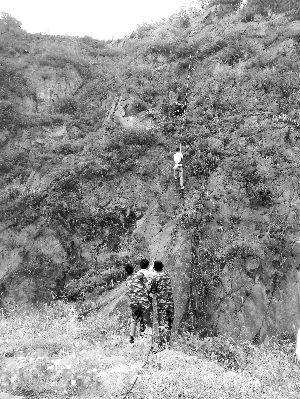 經(jīng)過三個(gè)半小時(shí)的緊張救援，半山腰的男子被成功救下 消防供圖