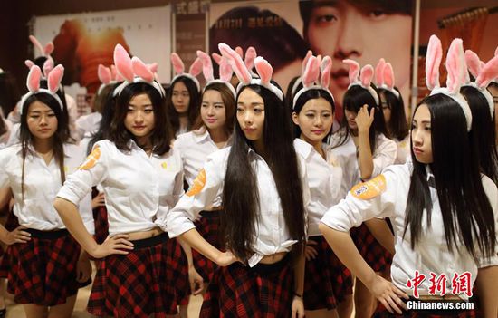 11月11日晚，一百位統(tǒng)一打扮的“兔女郎”現(xiàn)身南京新街口，逛街看電影玩快閃，走到哪里都被圍觀。