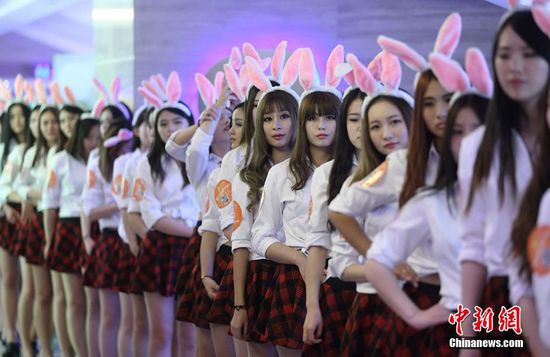 11月11日晚，一百位統(tǒng)一打扮的“兔女郎”現(xiàn)身南京新街口，逛街看電影玩快閃，走到哪里都被圍觀。