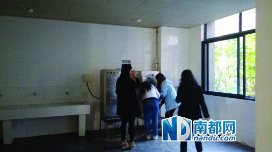 距接熱水的茶房約20米。 南都記者 張少杰 攝