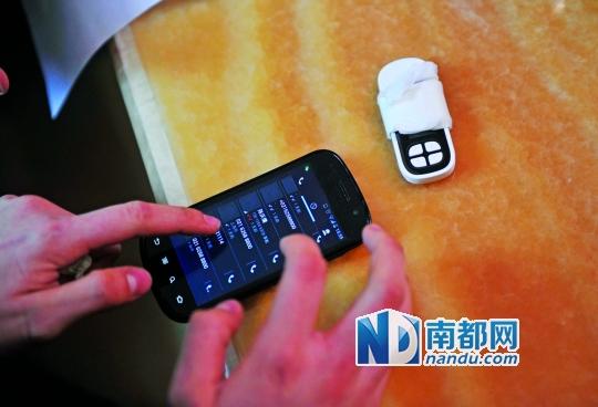 一個(gè)號(hào)碼為021-62588800的電話自稱上海靜安區(qū)公安分局，騙走了小程148萬(wàn)。記者 梁煒培 攝