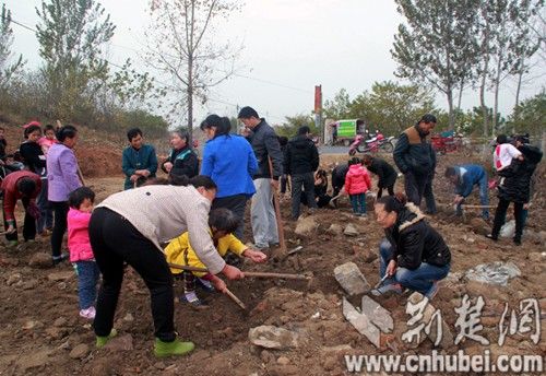 湖北孝昌一垃圾堆內(nèi)翻出光緒元寶 村民蜂擁挖寶 湖北孝昌一垃圾堆內(nèi)翻出光緒元寶 村民蜂擁挖寶