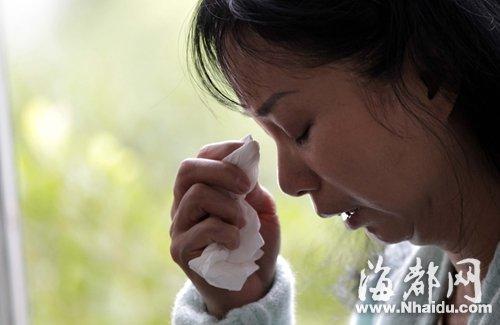 小梅的媽媽看到女兒發(fā)來的信息，就忍不住落淚