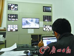 監(jiān)控室就可以看到男生宿舍樓的情況。