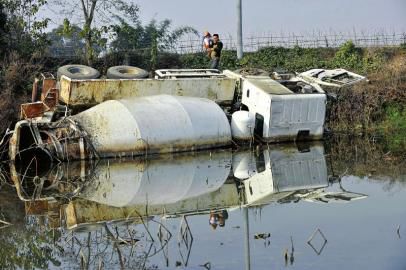 12月23日，側(cè)翻在荷塘的罐車。