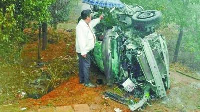 好心的路人為傷者撐傘遮雨。通訊員李鵬程 攝