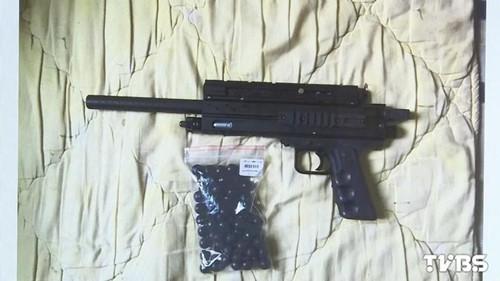 林姓男子使用的瓦斯鎮(zhèn)暴槍。圖自TVBS網(wǎng)站