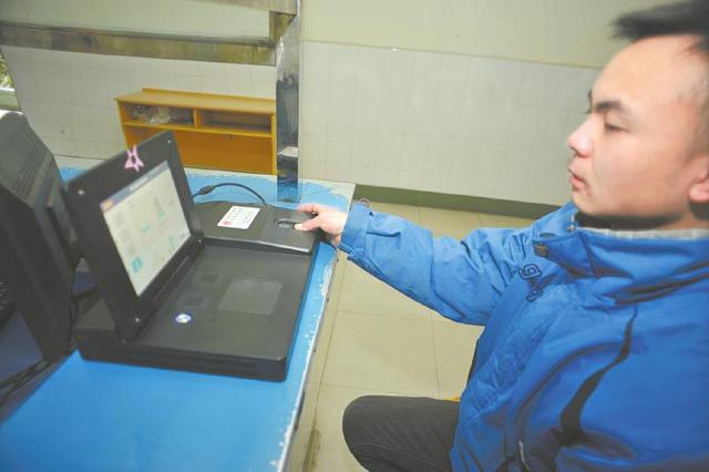 高考報(bào)名錄入指紋開(kāi)始執(zhí)行,在校生由學(xué)校統(tǒng)一錄入。