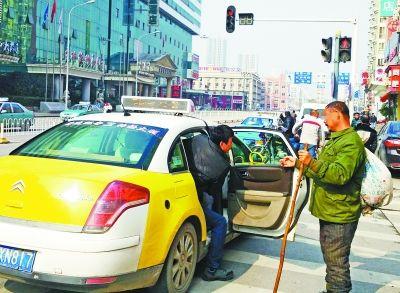 行乞者與保安聊天，竟頻頻對保安的收入表達(dá)出了不屑。