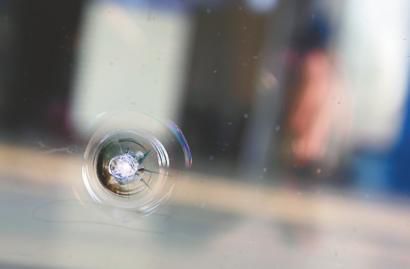 現(xiàn)場(chǎng)留下的鋼珠和玻璃上的彈痕 記者李鵬飛 攝