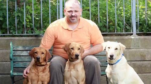 圖為吉姆和他的專業(yè)臭蟲(chóng)探測(cè)犬在一起。