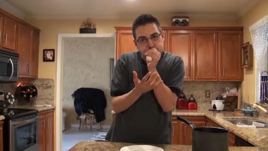 這名男子用手捏緊雞蛋，從窄口一吹，便能輕易把雞蛋吹出，而且不帶任何碎片。