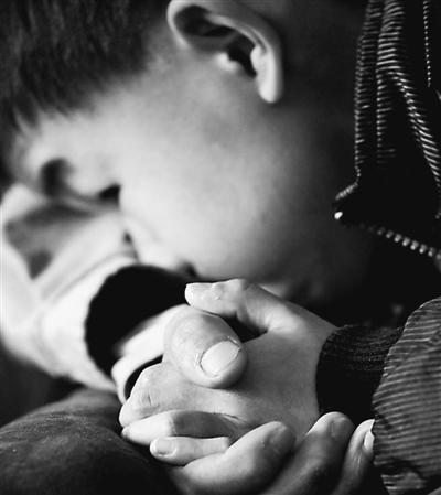 10歲小兒子緊緊握著哥哥的手。資料圖片