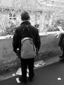 “娃在湖南上大學(xué)，馬上就要畢業(yè)了，所以我經(jīng)常在網(wǎng)上瀏覽咸陽、西安的招聘信息，想讓他畢業(yè)后留在我和他媽身邊……”3月14日，秦都區(qū)人才交流中心在區(qū)政府二樓舉辦招聘會，一名50多歲的“求職者”吸引了不少人的目光。據(jù)悉，此次招聘會共有市內(nèi)外112家企業(yè)參加，提供就業(yè)崗位3200個。