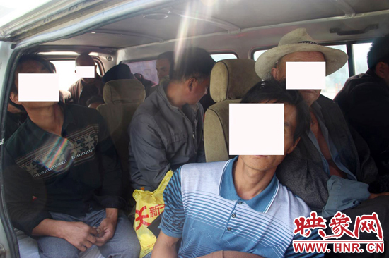 一輛8座的面包車竟然擠進17個人。