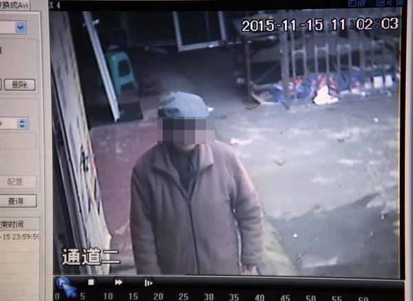 2015年11月17日，鄰居家的監(jiān)控在事發(fā)當(dāng)天拍到老人生前遺像。澎湃新聞記者 雍凱 圖