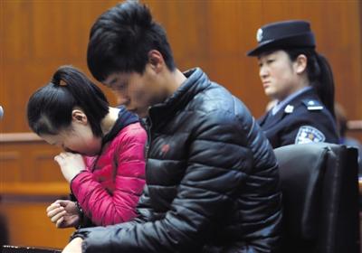 昨日，因殺死自己的親生兒子，被告人王某受審，其男友喬某則因涉嫌幫助毀滅證據(jù)罪受審。