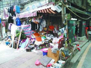 工作人員清理前，阿姨家周圍垃圾如山。