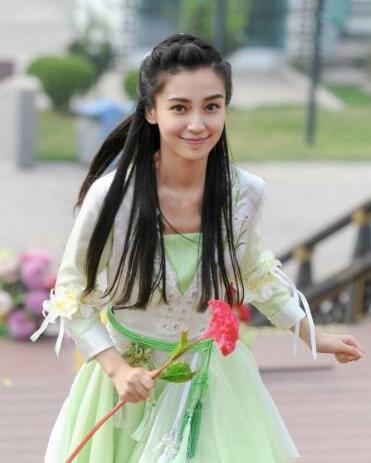 但是和倪妮站在一起，黑了一個(gè)色號(hào)，整個(gè)人都有點(diǎn)黯淡了。