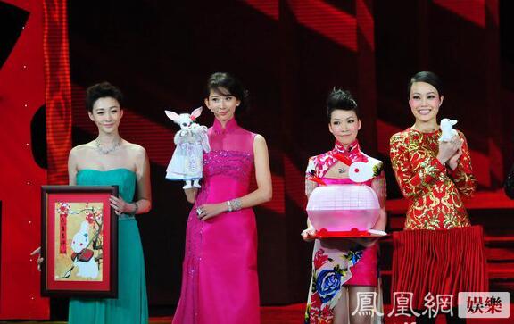 一直覺(jué)得長(zhǎng)得奇怪的景甜，跟劉天仙的合影，竟然還不錯(cuò)。