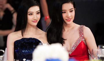 除了白，在合影中還有另外一個(gè)制勝法寶，就是——高。