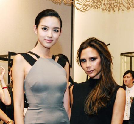 你說(shuō)那是因?yàn)樨惿┨?？那我們換個(gè)人看看？