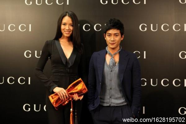 最右竟然是何韻詩(shī)，信號(hào)滿格……