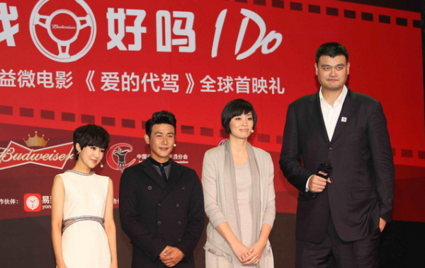 易建聯(lián)與姚明的合影本來(lái)好好的，丁俊暉一出現(xiàn)，立馬變“深V”，心疼小暉一秒