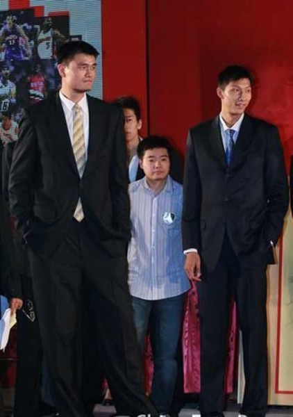 鄧超夫婦以及于嘉、林書(shū)豪，放在人群里都是不錯(cuò)的身高，顯然，他們選錯(cuò)了參照物。