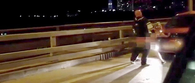 當(dāng)過往司機(jī)發(fā)現(xiàn)這對(duì)夫婦在立交橋上的奧迪汽車引擎蓋上“嘿咻”時(shí)，許多人靠邊停車觀看。（視頻截圖）