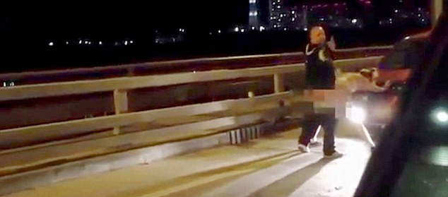 許多人拍攝到這對(duì)夫婦在引擎罩上“表達(dá)愛意”的方式，而男子甚至轉(zhuǎn)過頭來看鏡頭。（視頻截圖）