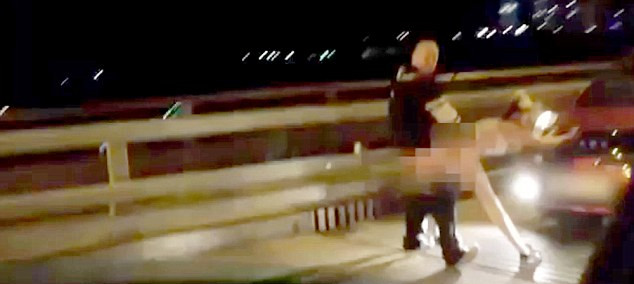 盡管許多人圍觀，但這對(duì)夫婦似乎對(duì)于露天表演毫不在意。（視頻截圖）