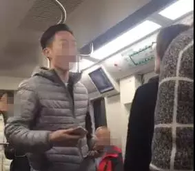 男子北京地鐵辱罵女子 律師:未滿18歲或逃過(guò)處罰