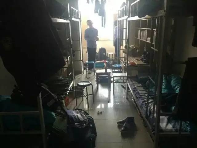 這個(gè)學(xué)校的男生宿舍火了！女同學(xué)都喊著要嫁