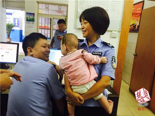 懷抱嬰兒的少女見(jiàn)到民警慌忙閃躲