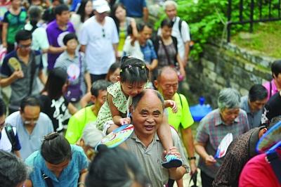 　　昨天不少老人帶著孫子孫女參加活動(dòng),明城墻對(duì)南京人而言,更多的是一種傳承。