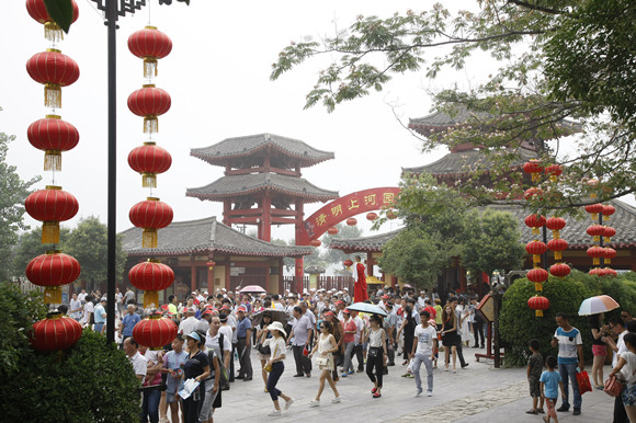 盡管高溫來(lái)襲 清明上河園內(nèi)游客依舊絡(luò)繹不絕