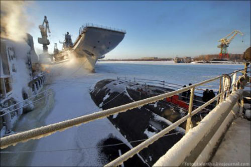 資料圖：2011年冬天正在進(jìn)行最后改裝的戈?duì)柺部品蛱?hào)航母。