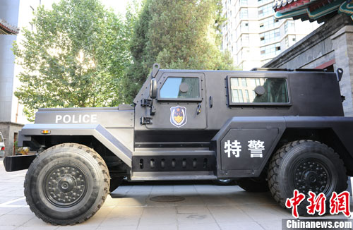 　　國產輕型聯(lián)合越野戰(zhàn)車側面照。張龍云攝