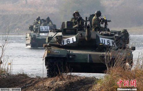 　資料圖：2011年11月2日，韓國(guó)軍隊(duì)在首爾東南100公里的驪州進(jìn)行軍事演習(xí)。