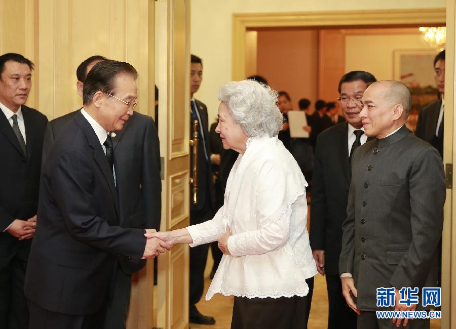 溫家寶看望柬埔寨太后和國(guó)王